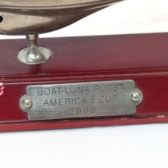 Modellino barca in metallo Luna Rossa 2000 su base in legno h. 27 cm 2