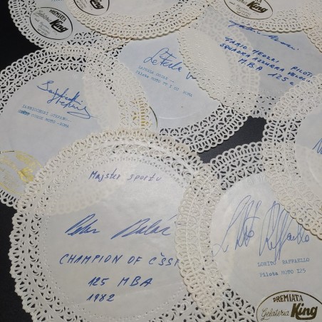 Lotto 10 autografi piloti moto su centrini in carta gelateria King Riccione