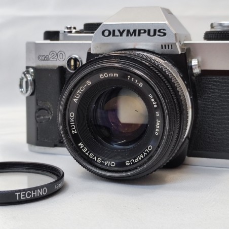 Macchina fotografica Olympus OM 20 con ottica Zuiko 50 mm 1:1,8 da revisionare