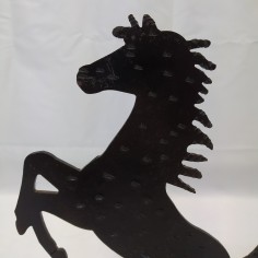 Scultura Ferrari cavallino tampante in lastra di ferro nera base gialla 2