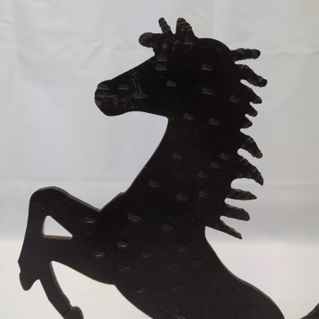 Scultura Ferrari cavallino tampante in lastra di ferro nera base gialla