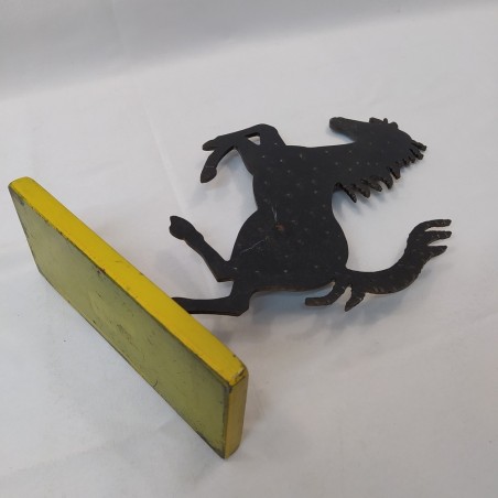 Scultura Ferrari cavallino tampante in lastra di ferro nera base gialla