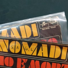 Lotto di 2 copie del disco 45 giri dei Nomadi "Dio è morto". Pieghe e strappi 2