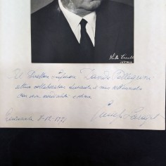 Fotografia di Saragat su cartoncino con dedica e firma. Spellatura sulla foto 2