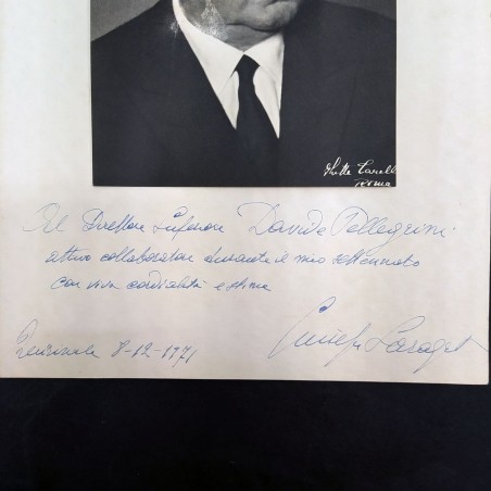 Fotografia di Saragat su cartoncino con dedica e firma. Spellatura sulla foto