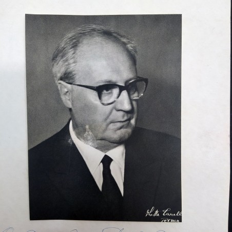 Fotografia di Saragat su cartoncino con dedica e firma. Spellatura sulla foto