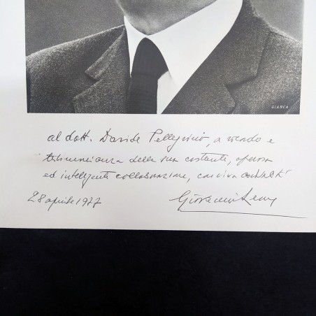 Fotografia di Giovanni Leone su cartoncino con dedica e firma