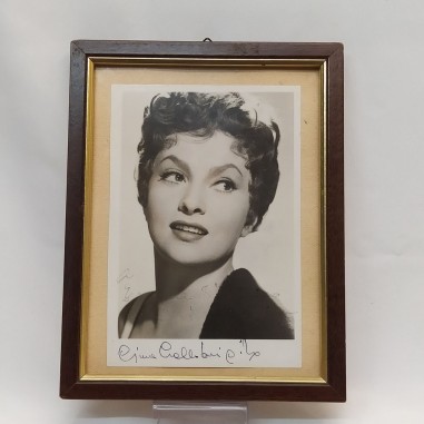 Fotografia di Gina Lollobrigida con autografo e dedica sbiadita, incorniciata