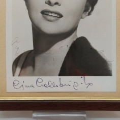 Fotografia di Gina Lollobrigida con autografo e dedica sbiadita, incorniciata 2