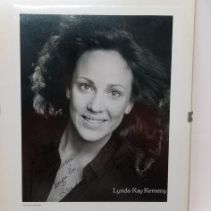 Fotografia di Lynda Kay Kemeny con dedica e autografo. Ottime condizioni 2