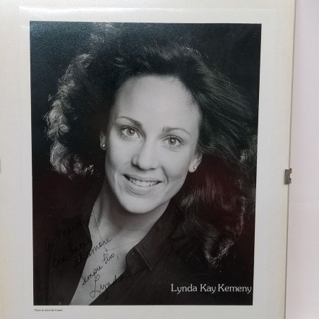 Fotografia di Lynda Kay Kemeny con dedica e autografo. Ottime condizioni