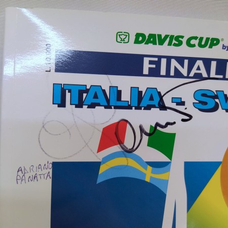 Rivista Finale di tennis Italia Svezia 1998 con 7 autografi dei giocatori.