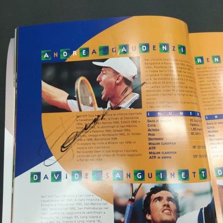 Rivista Finale di tennis Italia Svezia 1998 con 7 autografi dei giocatori.