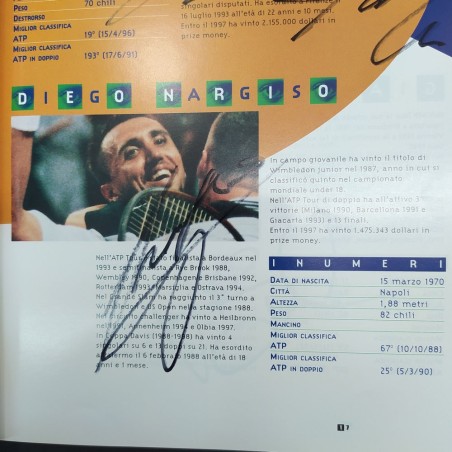 Rivista Finale di tennis Italia Svezia 1998 con 7 autografi dei giocatori.