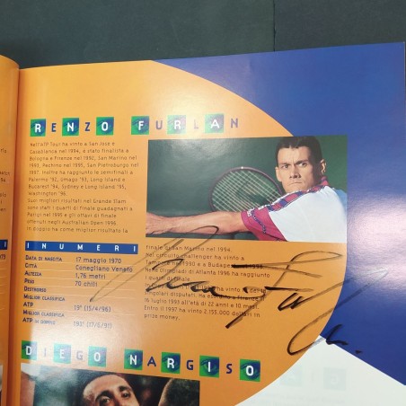 Rivista Finale di tennis Italia Svezia 1998 con 7 autografi dei giocatori.