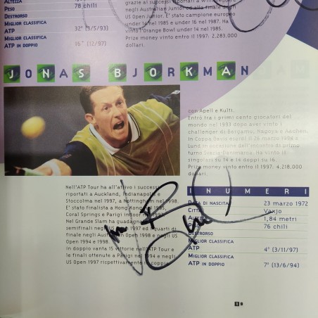 Rivista Finale di tennis Italia Svezia 1998 con 7 autografi dei giocatori.
