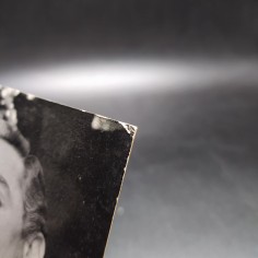 Cartolina dell'attore Vittorio Gassman con dedica sul retro. Piccole sbucciature 2