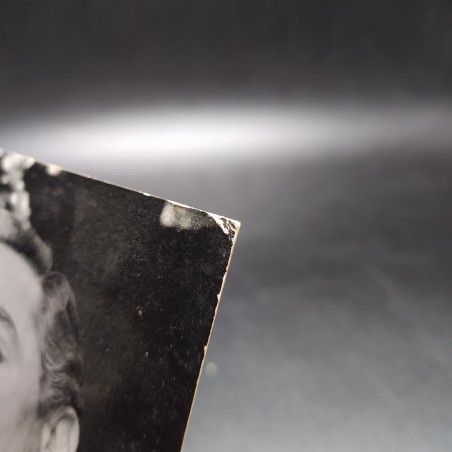 Cartolina dell'attore Vittorio Gassman con dedica sul retro. Piccole sbucciature