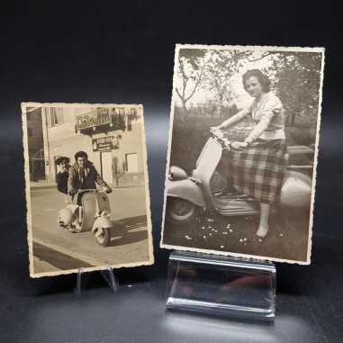 Lotto di 2 foto di donna in sella a una Vespa, anni '50. Ingiallimenti