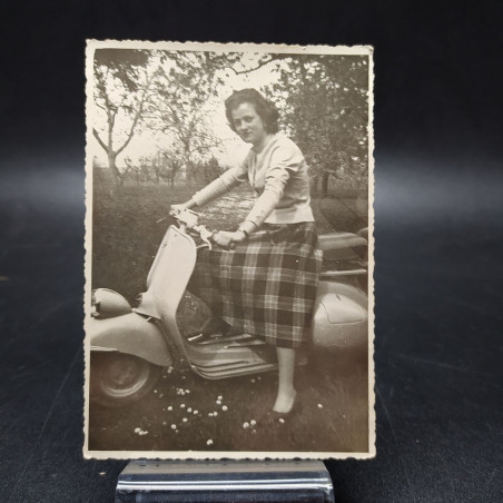 Lotto di 2 foto di donna in sella a una Vespa, anni '50. Ingiallimenti
