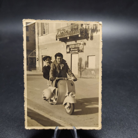 Lotto di 2 foto di donna in sella a una Vespa, anni '50. Ingiallimenti