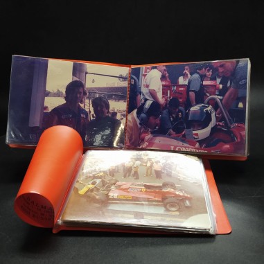 Lotto di 2 album con 44 foto della Formula 1, visti anche Agnelli, Montezemolo
