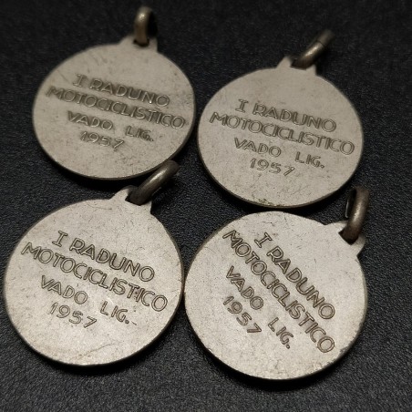 Lotto di 33 medaglie motociclismo 1° raduno Vado Ligure 1957. Ossidazione