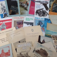 Lotto accumulo 27 di fascicoli, libri e riviste tema armi 2