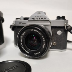 Macchina fotografica Pentax K1000 con obiettivo Ricoh 28 mm 1:2,8 2