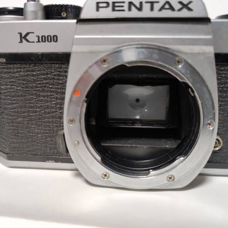 Macchina fotografica Pentax K1000 con obiettivo Ricoh 28 mm 1:2,8