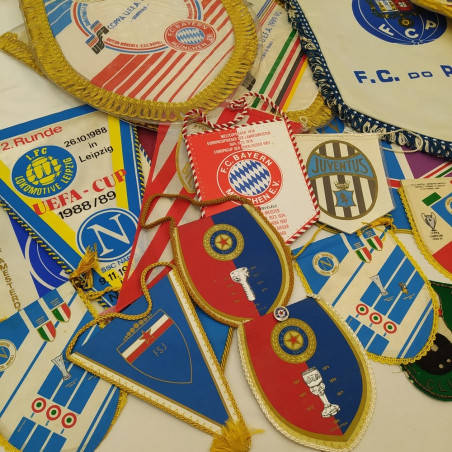Lotto di 33 gagliardetti calcio: Napoli Bayern UEFA e squadre europee