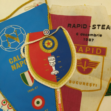 Lotto di 33 gagliardetti calcio: Napoli Bayern UEFA e squadre europee