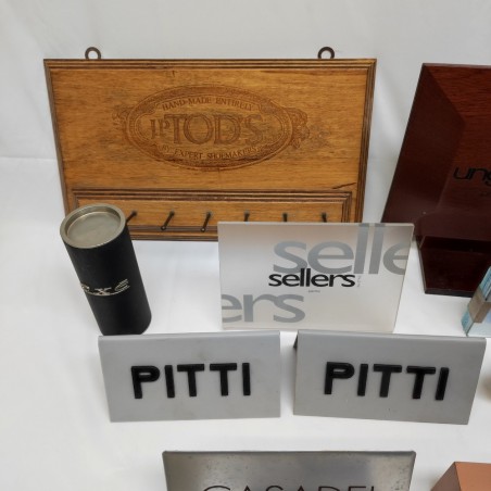 Lotto di 25 targhe insegne da banco marche abbigliamento