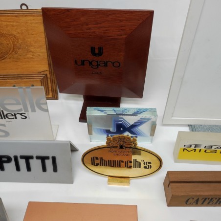 Lotto di 25 targhe insegne da banco marche abbigliamento