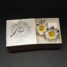 Coppia di orecchini in argento elettro formato fiore margherita