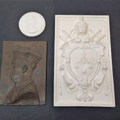 Placca in bronzo e due in ceramica cardinale Nasalli Rocca anni 70