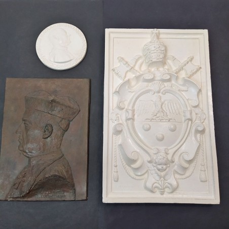 Placca in bronzo e due in ceramica cardinale Nasalli Rocca anni 70