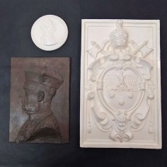 Placca in bronzo e due in ceramica cardinale Nasalli Rocca anni 70 2