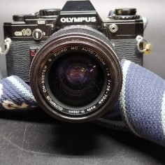 Macchina fotografica Olympus OM10 con ottica Zuiko Zoom 1:4 f＝35-70 mm 2