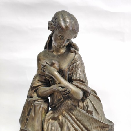 Statua francese in ottone dorato metà 800 fanciulla con colomba al seno