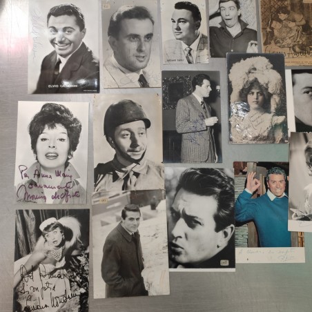 Lotto di 43 tra foto e cartoline cantanti autografate varie anni 50/60