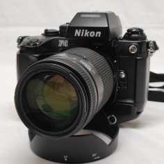 Macchina fotografica Nikon F4-S con ottica 35-135 + Sigma 18-35 flash e borsa 2