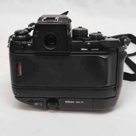 Macchina fotografica Nikon F4-S con ottica 35-135 + Sigma 18-35 flash e borsa