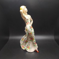 Ceramica elegante donna con gonna floreale piccoli difetti h. 39 cm 2
