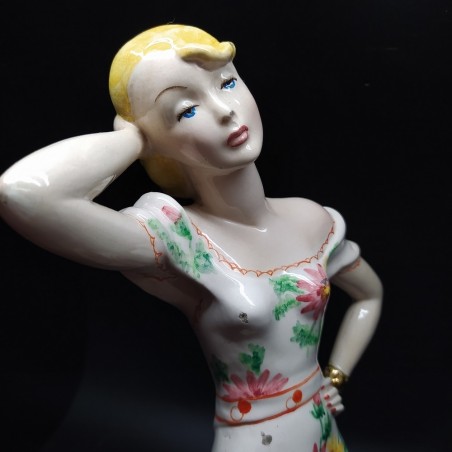 Ceramica elegante donna con gonna floreale piccoli difetti h. 39 cm