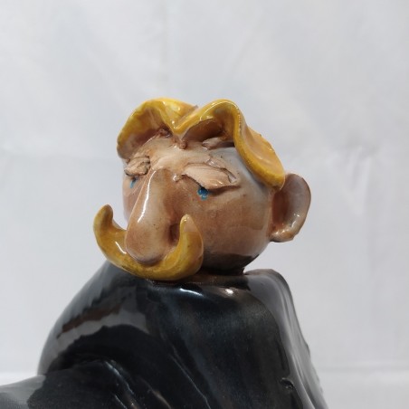 Ceramica Eliseo Salino raffigurante un fotografo in abito nero h. 40 cm