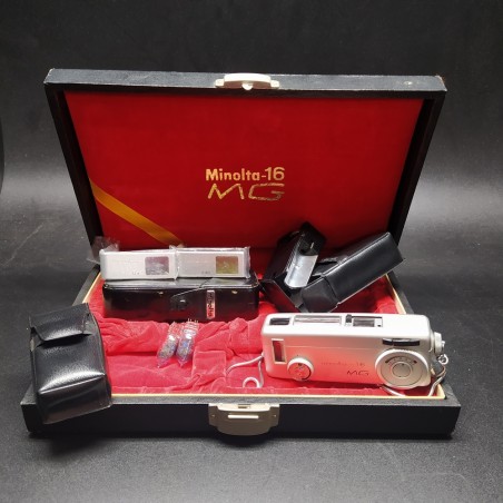 Macchina fotografica Minolta-16 MG con due filtri e flash con lampadine