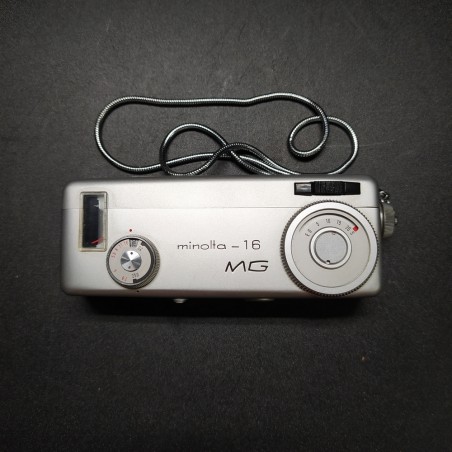 Macchina fotografica Minolta-16 MG con due filtri e flash con lampadine