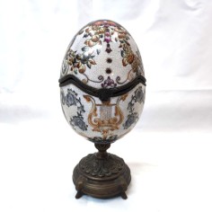 Centrotavola in ceramica e bronzo ispirazione uovo Fabergè