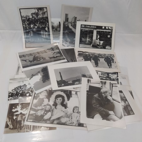 Lotto di 65 fotografie anni 70 formato 30x22 cm, alcune con annotazioni. Buone